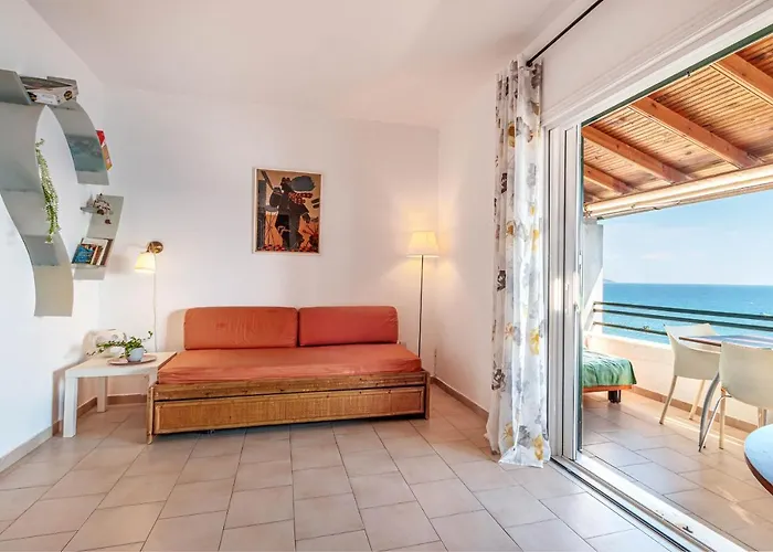 113 By New Era In Menigos Apartmán